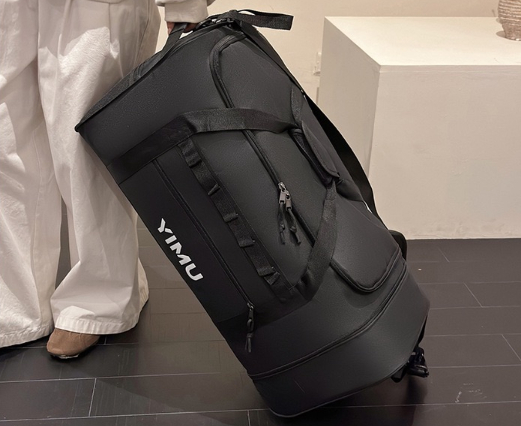 FoldGo 展開後擁有 55L～61 超大容量，內建滾輪拖行特寫